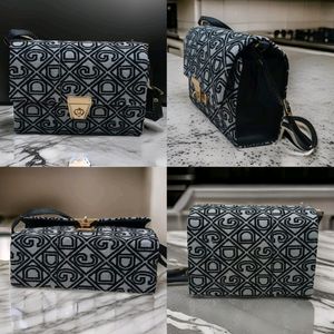 Crossbody Stylish Slingbag Black& White Versatile