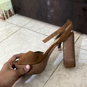 CHARLES & KEITH BROWN HEELS👠