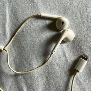 Apple earpods (wired)