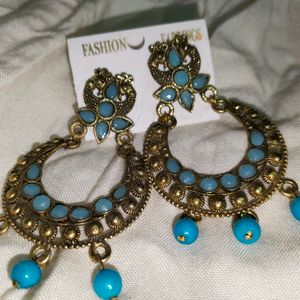 Selling 2 Earrings