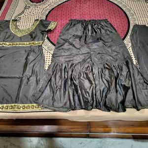 Silk Suit Set For Sale In Good Condition