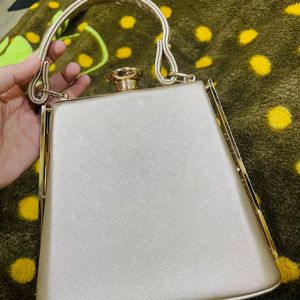 Women Embellish Golden Clutch Bag 💼