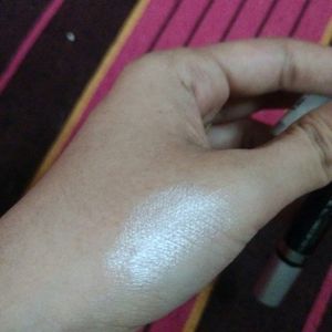 Sliver Eyeliner Or Kajal, Highlighter