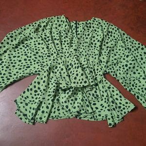 Green cheetah print V neck peplum top 🐆💚