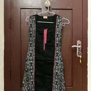 Black Sleeveless Kurta With Pink Thread Work