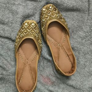 Gold Jhuttis