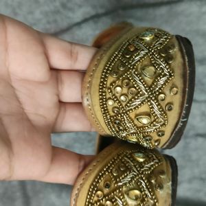 Gold Jhuttis