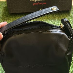 MAC BLACK TRAVEL POUCH