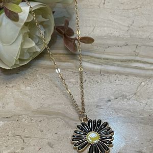 Black Daisy Necklace