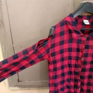 Red Checks T-shirt With Shoulder Cut