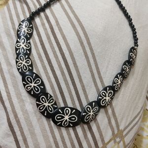 Black And White Rasin Beeds Necklace