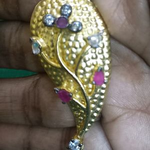 Golden Earing With Diamond Stones