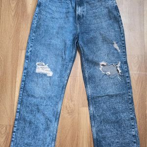 BAGGY DISTRESSED JEANS