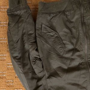 UNIQLO MILLITARY OLIVE GREEN JACKET