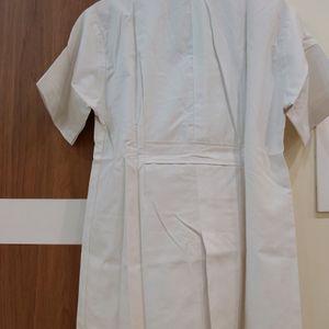 White Apron /Lab Coat With Collar And Pockets