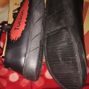 black sports shoes