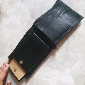 Man Wallet  In Good Condition