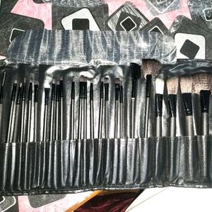 24pcs makeup brush set at ₹220