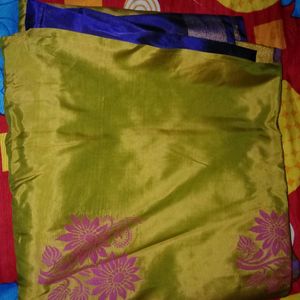 tEloBeautiful Goldenish And Green 💚 Silk Saree