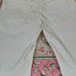 WHITE JEAN  (TOTALLY NEW ) Waist Size -28