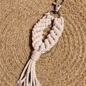 Macrame keychain - White