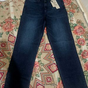 New 🥰 Straight feet Jeans ( Female )