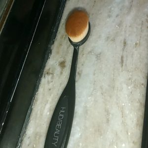 Huda Beauty Oval Makeup Brush