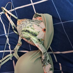 Sia, green bra