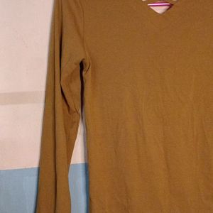 V-shaped Long-sleeve Shirt .