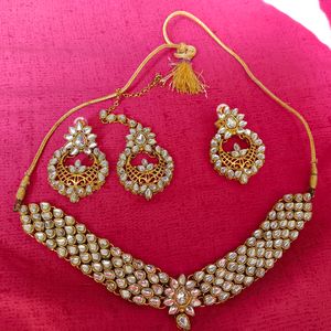 Beautiful Kundan Necklace With Mangtika