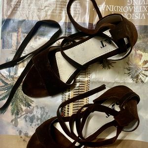 SAT GLADIATOR VELVET BOTTOM HEEL SANDALS