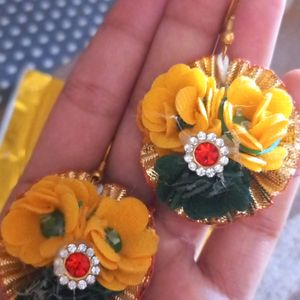 Haldi Mangtikka And Earrings Set