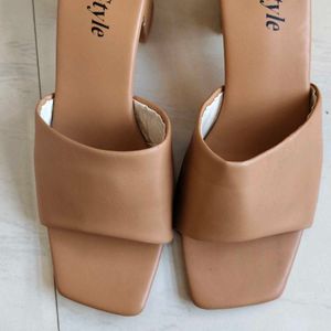 Nude Pumps