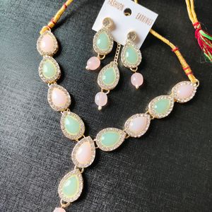 Kundan Necklace Set With Earings And Maangtika