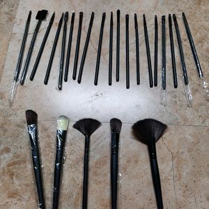 24 Set Of Makeup brushes