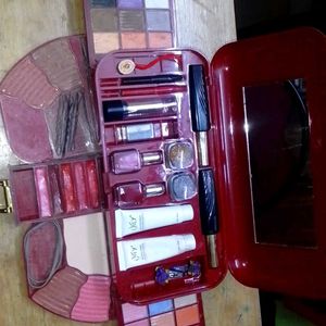 LILY WATERSHINE MAKEUP KIT