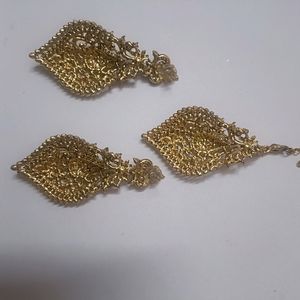 Set Of 2 Diamond Shape Earrings And Maangtika