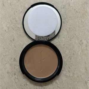 Faces Canada Weightless Stay Matte Compact