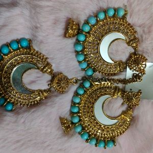 Set Of Traditional Mangtika And Earings.