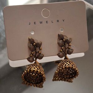 2 GOLDEN EARINGS