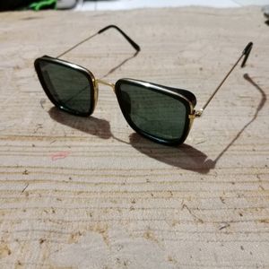 SUNGLASSES 🕶️ BLACK GLASS AND GOLDEN FREM FOR MEN