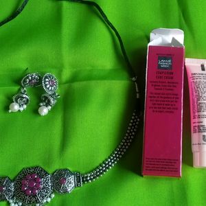 Necklace Set And Lakme9 To 5