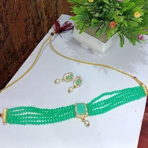 Beautiful Green Necklace With Earrings