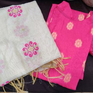 Women Pink Kurta With Printed Dupatta