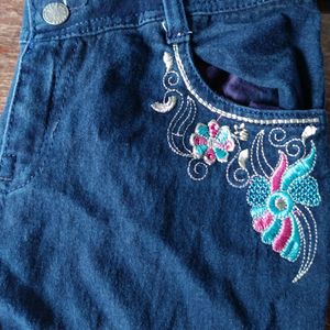 Skinny Jean With Flower Design Pocket