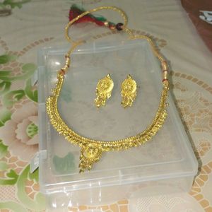 Golden necklace with earings