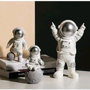 Austronaut Statue For Home Decor