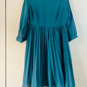 Dress with pleated pattern