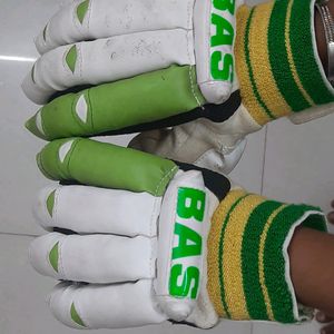 CRICKET GLOVES,