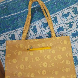 Chic Gold Handbag - Excellent Condition.